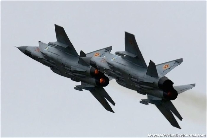 Hai máy bay tiêm kích đánh chặn MiG-31 của Nga trình diễn